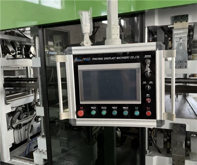 Bir Termoform Makinesi Farklı Stil ve Boyutlardaki Plastik Ambalajları İşleye...